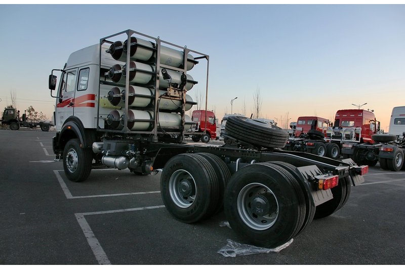 北奔 NG80重卡 336馬力 6X2 國四天然氣牽引車(ND42400L27J)