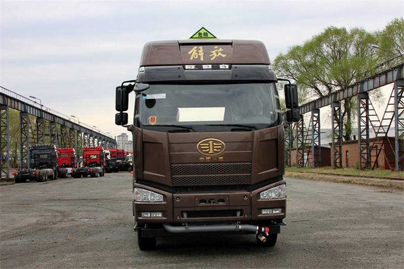 一汽解放 J6P重卡 標載型 420馬力 6X4 國五危險品牽引車(CA4250P66K24T1E5Z)