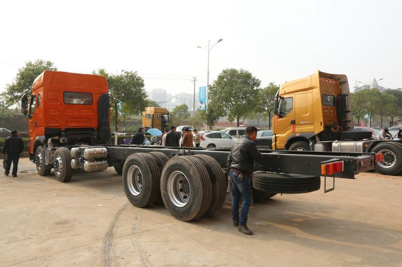 東風(fēng)柳汽 乘龍H7重卡 350馬力 8X4 9.6米 國(guó)五倉(cāng)柵式載貨車(chē)底盤(pán)(LZ5313CCYH7FB)