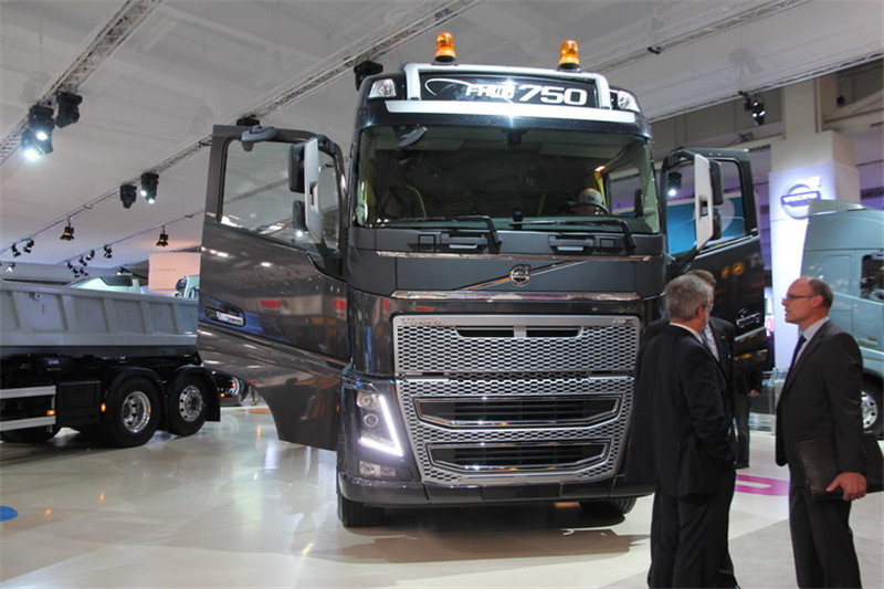 沃爾沃 FH16重卡 750馬力 8X4 國四牽引車