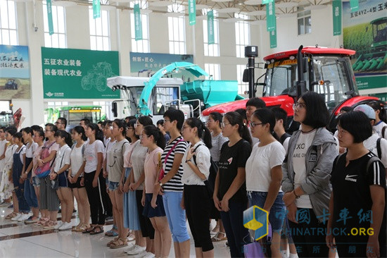 參觀五征產(chǎn)品展廳