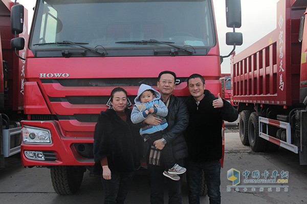 重汽銷售部北京分公司經理牟雷(中)和楊愛寶一家