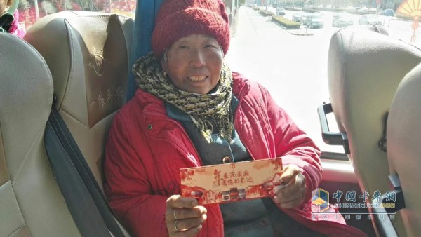 “年,豪沃、豪瀚送你回家過”活動車輛上的乘客