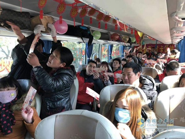 “年,豪沃、豪瀚送你回家過”活動車輛內熱鬧場景