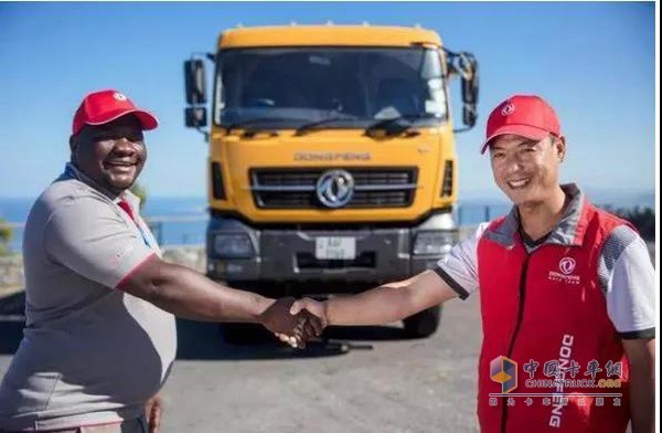 東風(fēng)天龍自卸車(chē)司機(jī)與東風(fēng)工作人員