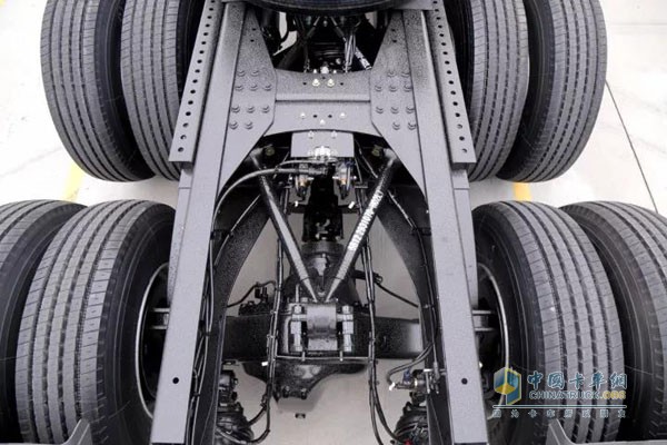 東風天龍旗艦2018款采用低重心的V桿懸架系統(tǒng)