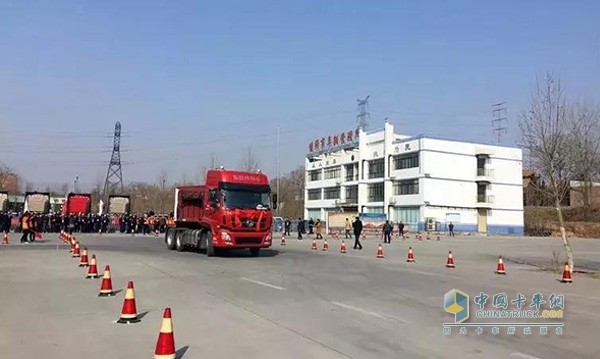 偃師首屆天龍卡車駕駛員大賽比賽現場