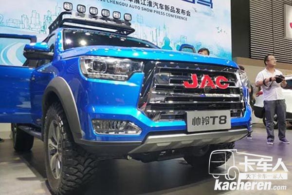 前臉采用寶瓶狀家族式的設計風格