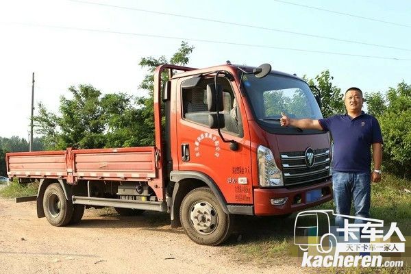 辛師傅與領航輕卡合影