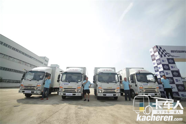 劉師傅與帥鈴全能城配版合影(左三)