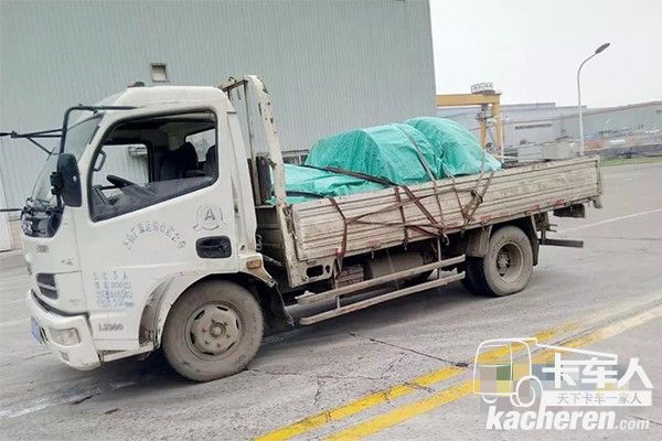 東風(fēng)輕卡載滿(mǎn)貨物