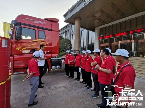 對(duì)解放J7進(jìn)行繞車(chē)講解