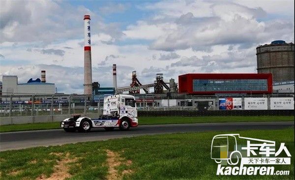 中國重汽汕德卡C5H改裝的“低趴風(fēng)”小鋼炮