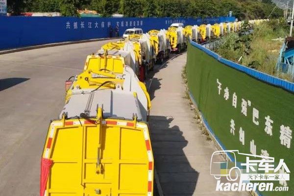 徐工環衛側裝壓縮式垃圾車抵達巴東