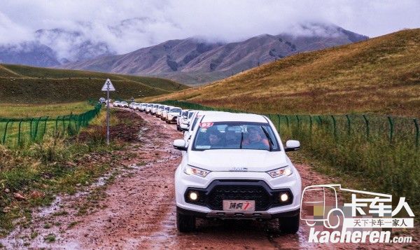 行駛在泥濘道路的的江鈴國(guó)六域虎7