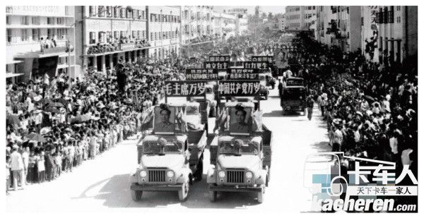 東風(fēng)柳汽十輛飛躍牌汽車在南寧向國慶20周年獻(xiàn)禮