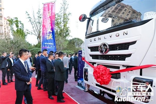 現場嘉賓參觀紅巖瑞江展示車輛