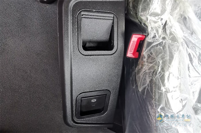 陜汽德龍X6000電子手剎保留了原來的位置,設在了座椅的右方