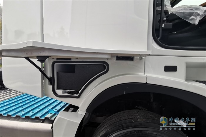 陜汽德龍X6000駕駛室左側有兩個儲物箱