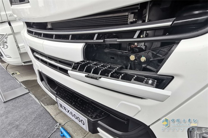 陜汽德龍X6000保險杠上有兩個可翻轉的踏板