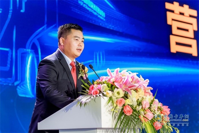 上汽依維柯紅巖副總經理、營銷公司總經理楊培強作營銷工作報告