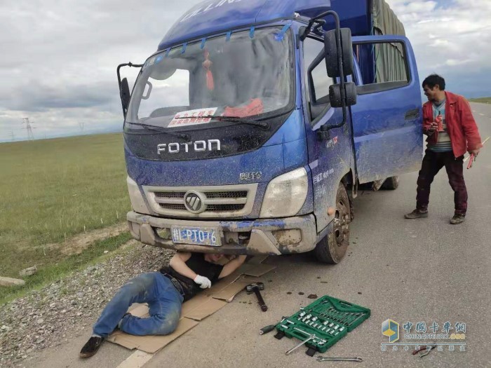 奧鈴服務(wù)人員正在維修奧鈴載貨車(chē)