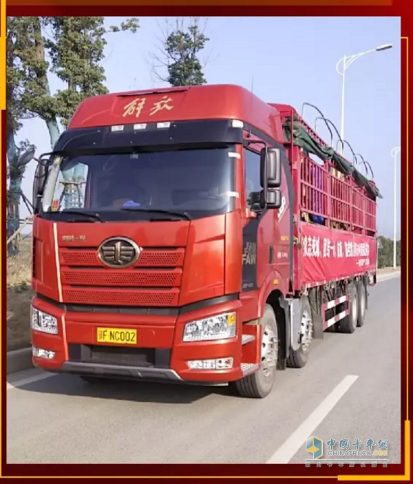 滿載貨物的解放汽車，馳援“前線”