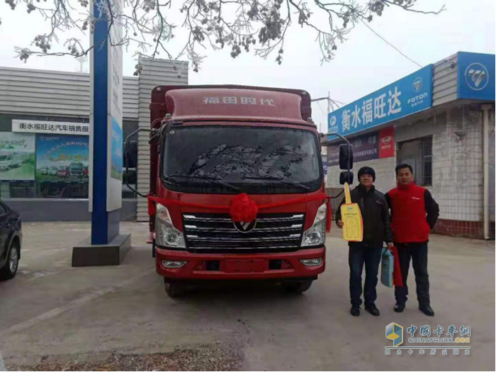 危海治提時(shí)代領(lǐng)航新車(chē)時(shí)與銷(xiāo)售人員合影留念