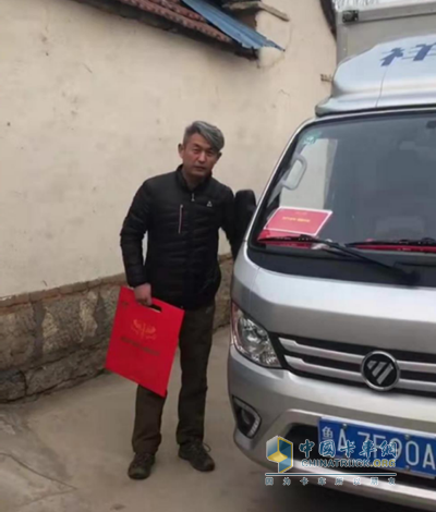 第四屆出彩卡車(chē)人季軍劉寶為時(shí)代汽車(chē)的新老用戶拜年