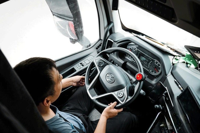 趙師傅對(duì)于新車紅巖杰獅H6牽引車相當(dāng)滿意