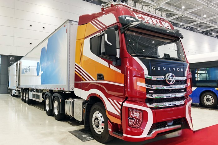 上汽紅巖 雙掛汽車列車 杰獅H6 6x4牽引車