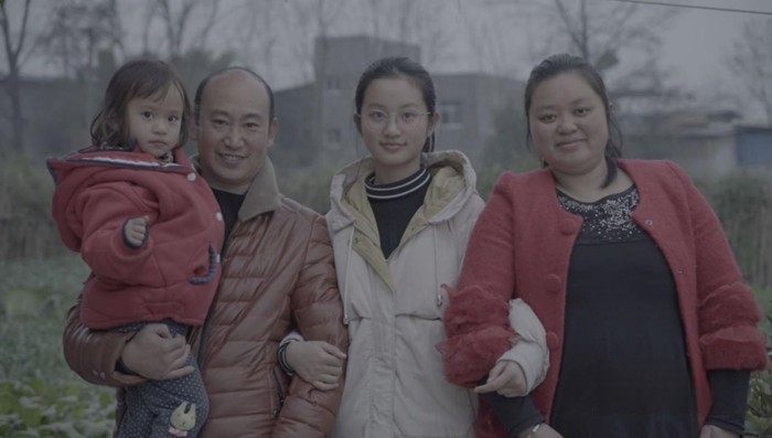 家里家外，卡嫂邱萍(右一)撐起半邊天