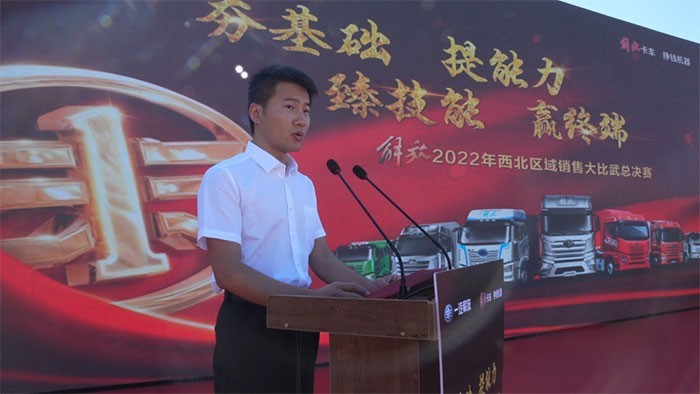 西北營銷部銷售一室主任袁志敏作為裁判員代表宣誓