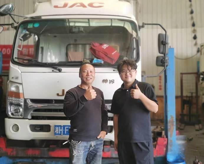 易老板開展車輛維保時(shí)二人的合影
