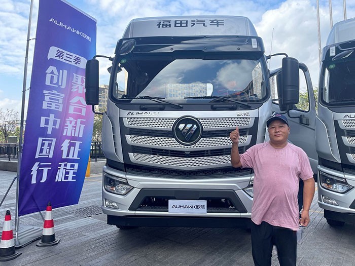 全面煥新的第三代超級中卡正式上市，并贏得建敏物流的認可與信賴。雙方共同簽署戰略合作，并達成了37輛歐航第三代超級中卡的“大單”。作為歐航第三代超級中卡推出后，首個敢于“吃螃蟹的人”，顧建敏哪來的底氣?
