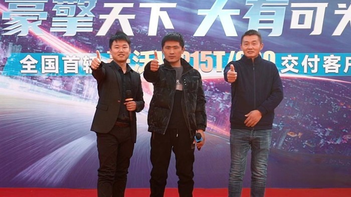 全國(guó)首輛豪沃TH7/WP15T/680馬力牽引車交車儀式