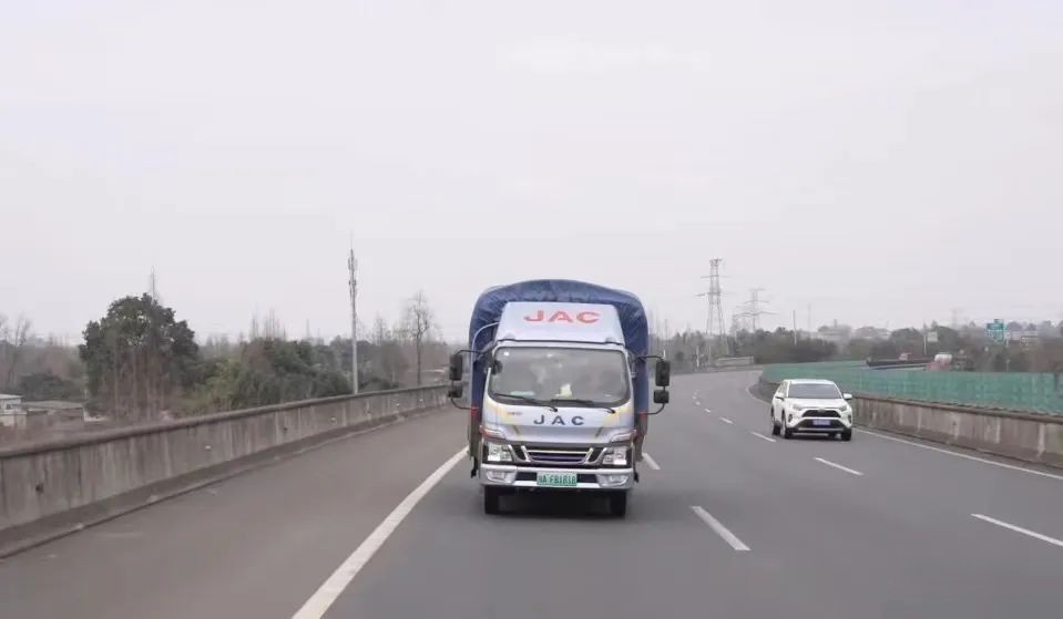 混動1號·駿鈴聚寶盆城內城際暢通無憂,為成都涂老板創造更多價值!