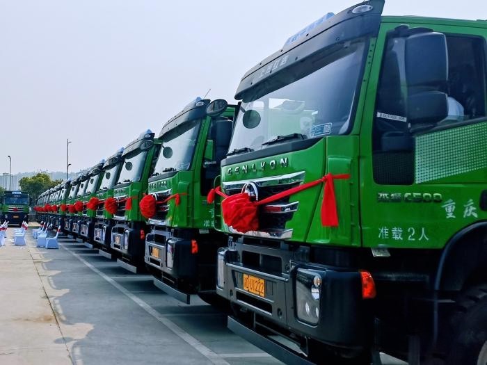 上汽紅巖新型智能渣土車批量交付，助力重慶打造山水美麗之城