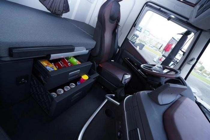 馬力大油耗低,上汽紅巖高速標(biāo)載牽引車助力成渝經(jīng)濟(jì)圈高效發(fā)展