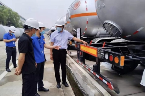 300臺!做危化品運輸的物流公司為何只認歐曼?