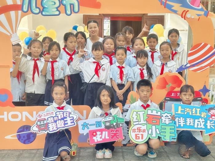 多校聯(lián)動(dòng)卡車(chē)夢(mèng) 上汽紅巖攜手紅巖小學(xué)筑夢(mèng)六一