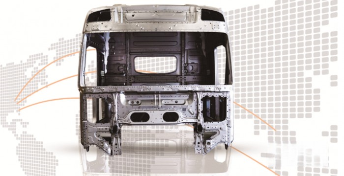 駕駛大運重卡不慎掉落山溝，結局讓人意想不到