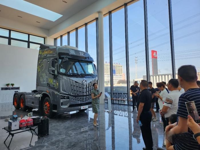 向5.1萬臺沖刺,東風柳汽乘龍2023年半年經銷商會召開!