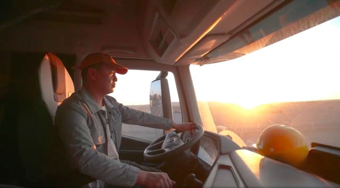 上汽紅巖CNG重卡燒氣不費跑車不貴?來聽聽新疆卡友怎么說