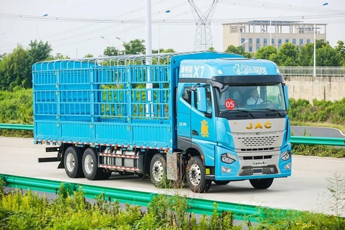 江淮星耀X7 8×4載貨車：康明斯一體化動(dòng)力鏈+高強(qiáng)鋼車架+全新平臺(tái)X7駕駛室