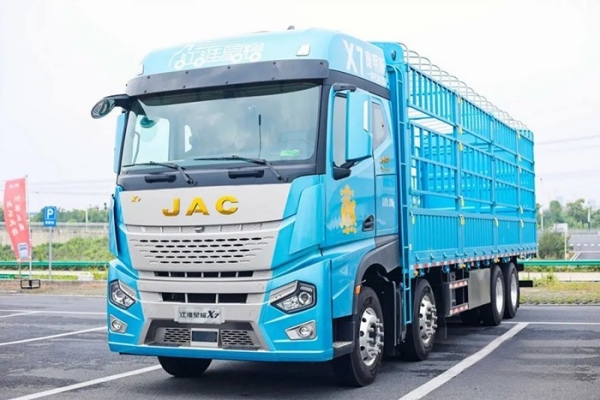 江淮星耀X7 8×4載貨車憑借著高效、節(jié)油且舒適的優(yōu)勢(shì)，將助力廣大卡友在激烈的市場(chǎng)競(jìng)爭(zhēng)中脫穎而出