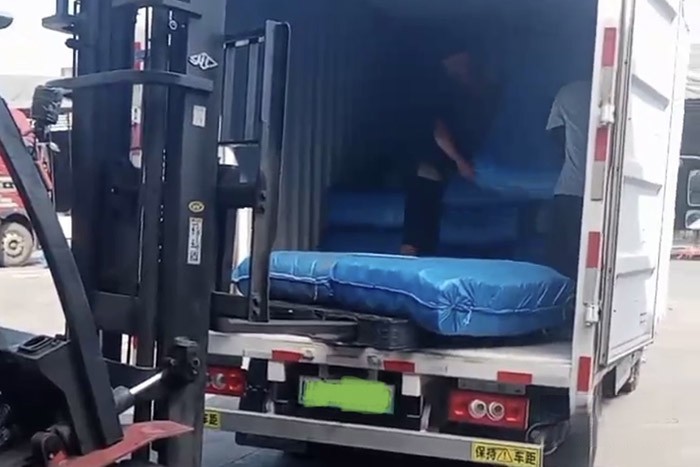 曾先生的這輛奧鈴智藍(lán)純電輕卡，搭載寧德時(shí)代81kWh磷酸鐵鋰電池，配合上該車的一鍵ECO省電模式+制動(dòng)能量回收，能很好的降低能耗。