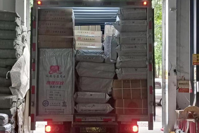 曾先生的這輛奧鈴智藍(lán)純電輕卡，搭載寧德時(shí)代81kWh磷酸鐵鋰電池，配合上該車的一鍵ECO省電模式+制動(dòng)能量回收，能很好的降低能耗。