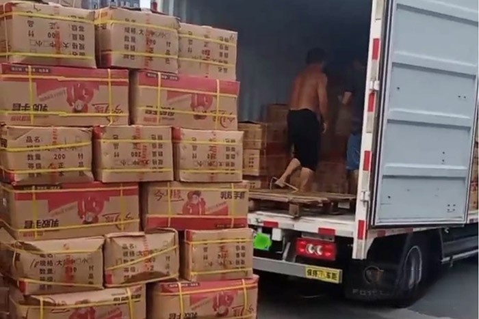 曾先生的這輛奧鈴智藍(lán)純電輕卡，搭載寧德時(shí)代81kWh磷酸鐵鋰電池，配合上該車的一鍵ECO省電模式+制動(dòng)能量回收，能很好的降低能耗。