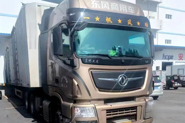 來(lái)自石家莊的卡友石師傅,選擇了東風(fēng)天龍旗艦KX520馬力車(chē)型運(yùn)送快遞。